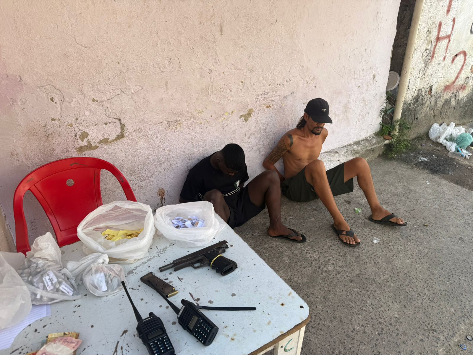 Policias Civis da 76ª DP prende homem e apreende adolescente com arma e drogas na Favela do Sabão, em Niterói