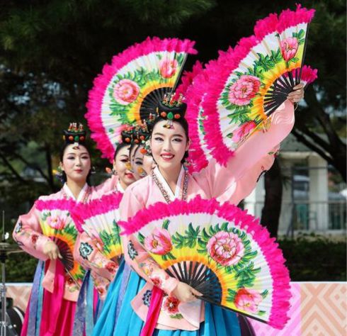 Niterói recebe 1º Festival de Cultura Coreana com entrada gratuita no Caminho Niemeyer