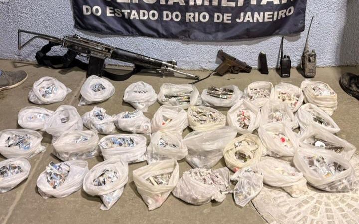 ATAQUE A TIROS E ARMAS DE GUERRA! 7º BPM entra em confronto no Jardim Catarina, apreende fuzil 7,62 e grande quantidade de drogas; dois suspeitos morrem