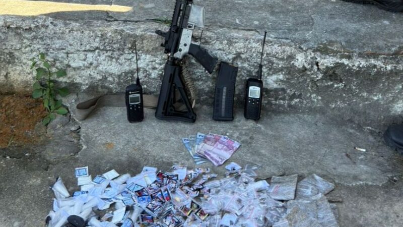 Ação do 12º BPM apreende fuzil 5.56 e drogas na comunidade do Serrão, no Cubango em Niteroi