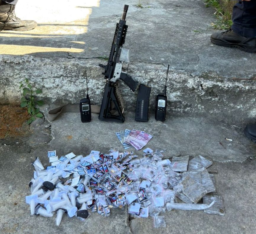 Ação do 12º BPM apreende fuzil 5.56 e drogas na comunidade do Serrão, no Cubango em Niteroi