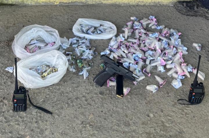 Policiais militares do GAT do 7º BPM apreende pistola e drogas durante ação no Rio do Ouro, em São Gonçalo