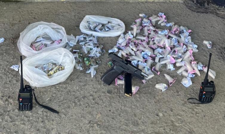 Policiais militares do GAT do 7º BPM apreende pistola e drogas durante ação no Rio do Ouro, em São Gonçalo