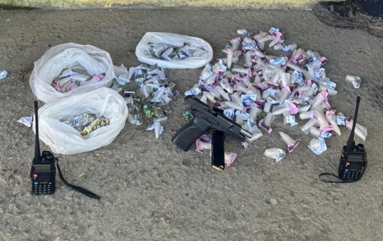 Policiais militares do GAT do 7º BPM apreende pistola e drogas durante ação no Rio do Ouro, em São Gonçalo
