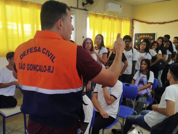 Defesa Civil faz ação educativa para mais de 200 alunos em escolas de São Gonçalo