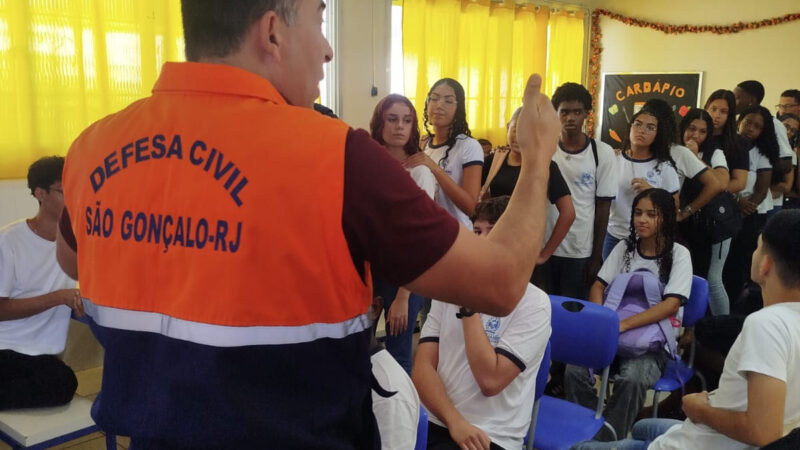 Defesa Civil faz ação educativa para mais de 200 alunos em escolas de São Gonçalo