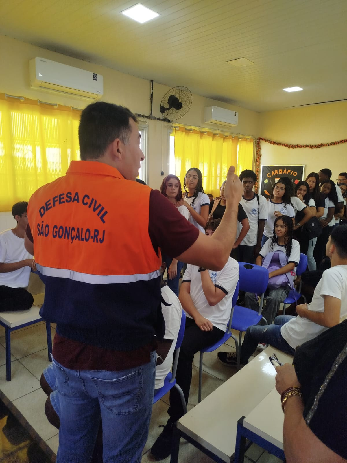 Defesa Civil faz ação educativa para mais de 200 alunos em escolas de São Gonçalo