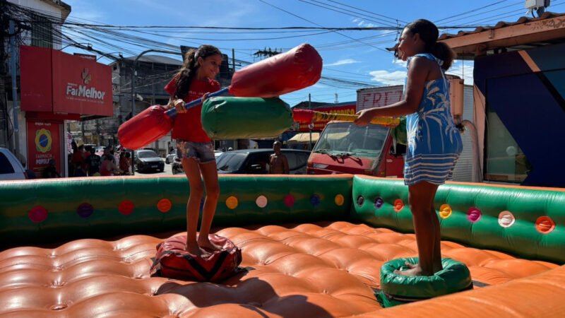 Crianças do Gradim se divertem com Caravana de Arte e Lazer