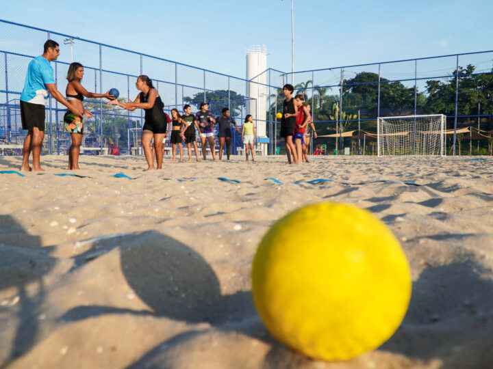 Aulas de handebol de areia são oferecidas no Parque RJ Nosso Sonho