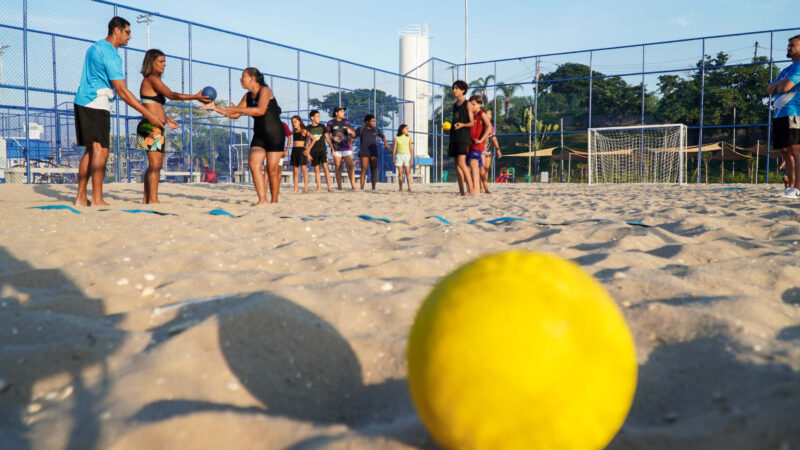 Aulas de handebol de areia são oferecidas no Parque RJ Nosso Sonho