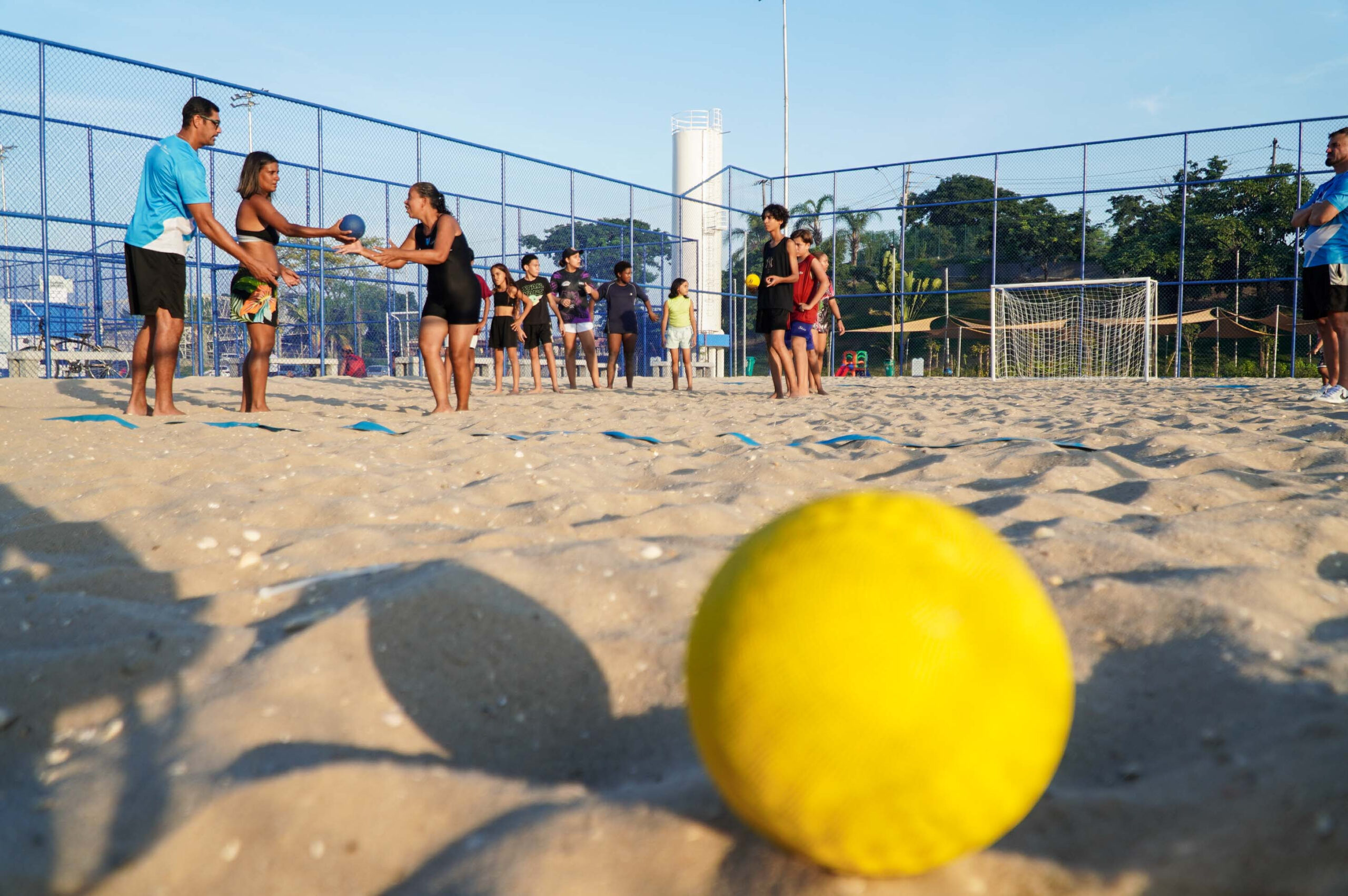 Aulas de handebol de areia são oferecidas no Parque RJ Nosso Sonho