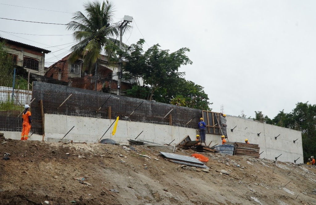 Avançam as obras de contenção de encosta no Lindo Parque