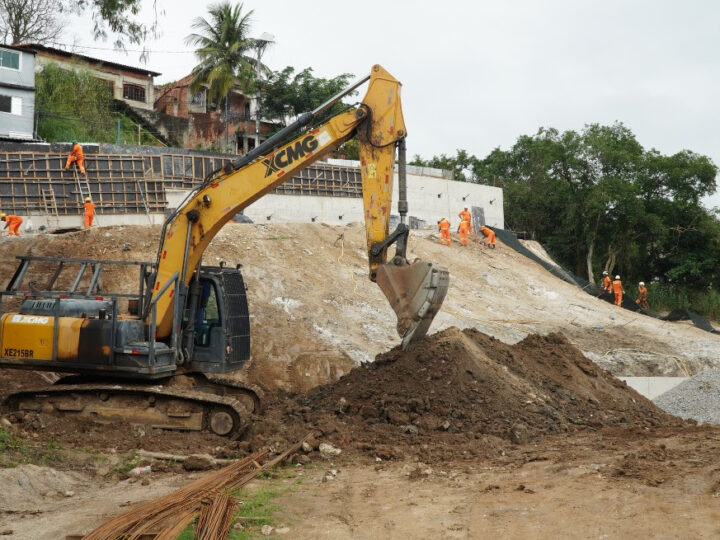 Prefeitura inicia instalação de tela de alta resistência em obras de contenção de encosta no Lindo Parque