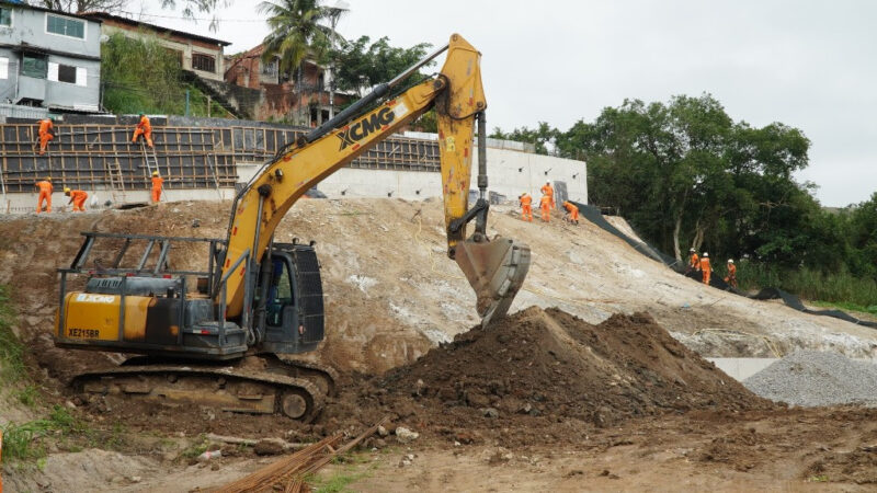 Prefeitura inicia instalação de tela de alta resistência em obras de contenção de encosta no Lindo Parque