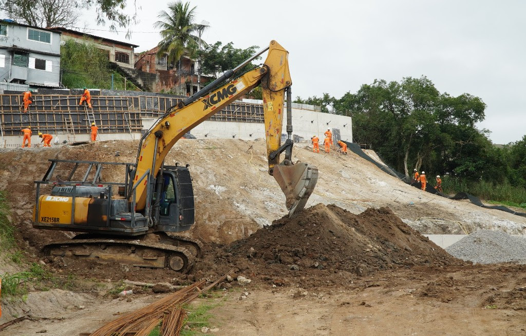 Prefeitura inicia instalação de tela de alta resistência em obras de contenção de encosta no Lindo Parque