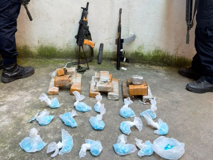 Polícia Militar apreende duas metralhadoras e grande quantidade de drogas no Morro do Estado, em Niterói