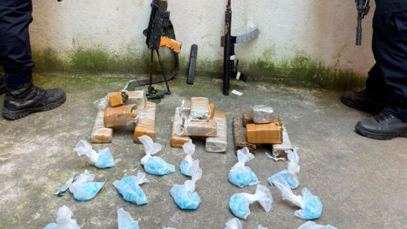 Polícia Militar apreende duas metralhadoras e grande quantidade de drogas no Morro do Estado, em Niterói