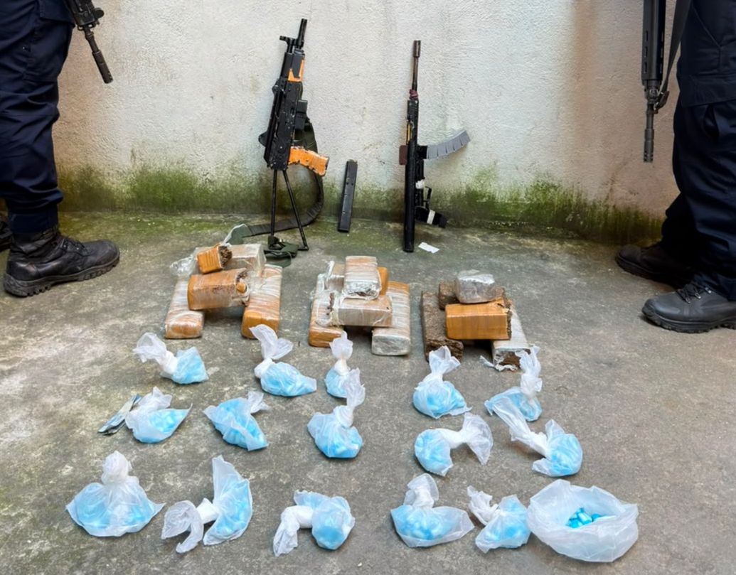 Polícia Militar apreende duas metralhadoras e grande quantidade de drogas no Morro do Estado, em Niterói