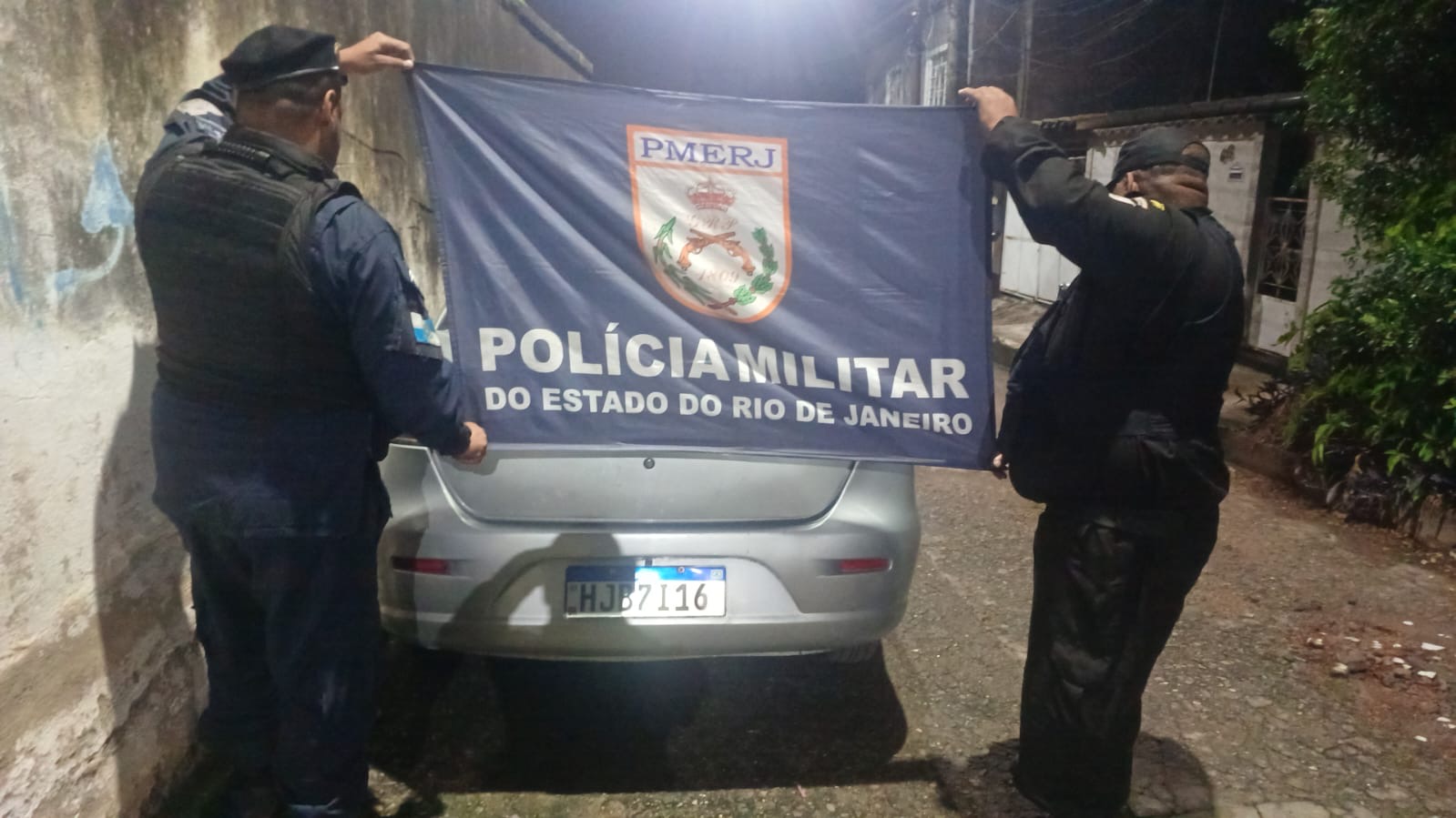 Veículo furtado é recuperado pelo 1º BPM em São Gonçalo com placas adulteradas
