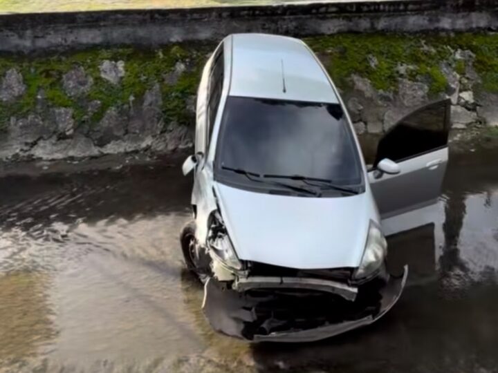 Carro perde o controle, atinge veículo de aplicativo e cai no canal de São Francisco, em Niterói