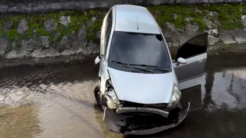 Carro perde o controle, atinge veículo de aplicativo e cai no canal de São Francisco, em Niterói
