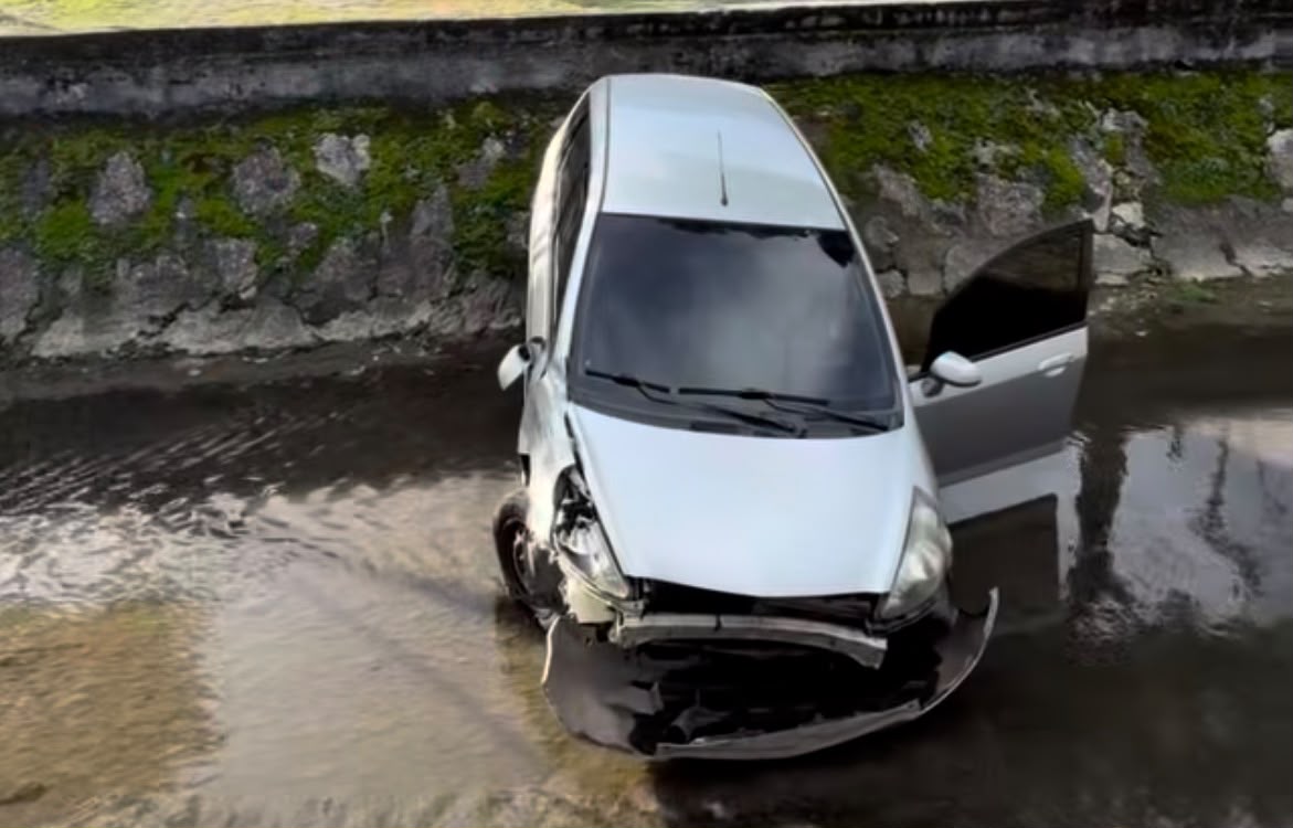 Carro perde o controle, atinge veículo de aplicativo e cai no canal de São Francisco, em Niterói