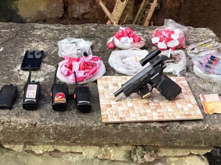 Cinco homens são presos com arma, drogas e rádios transmissores em Santa Bárbara, em Niterói