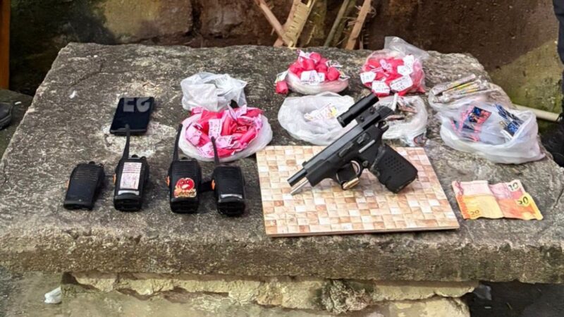 Cinco homens são presos com arma, drogas e rádios transmissores em Santa Bárbara, em Niterói
