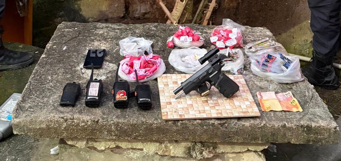 Cinco homens são presos com arma, drogas e rádios transmissores em Santa Bárbara, em Niterói
