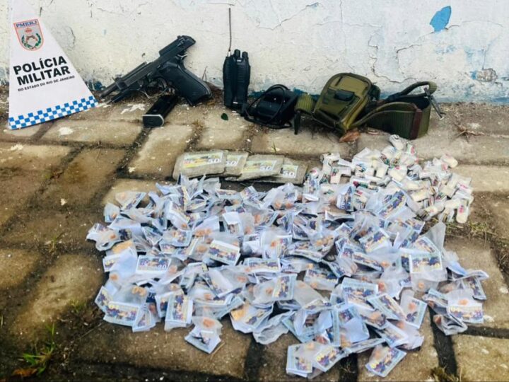 Equipes do 1º BPM apreende pistola e drogas e prende homem no Abacatão, em São Gonçalo
