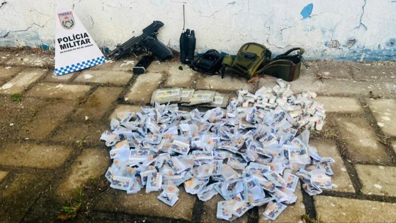 Equipes do 1º BPM apreende pistola e drogas e prende homem no Abacatão, em São Gonçalo