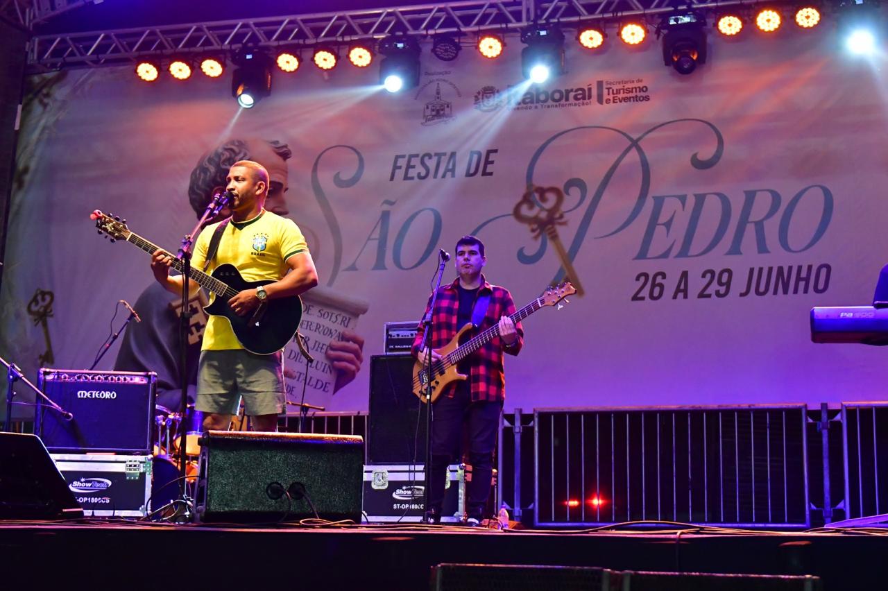 Festa de São Pedro reúne centenas de fiéis para a Santa missa e procissão de encerramento e shows