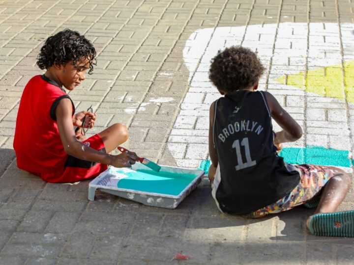 Maricá: pinturas de rua mobilizam moradores e celebram o clima de Copa do Mundo