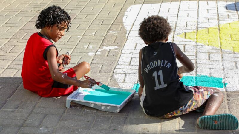 Maricá: pinturas de rua mobilizam moradores e celebram o clima de Copa do Mundo