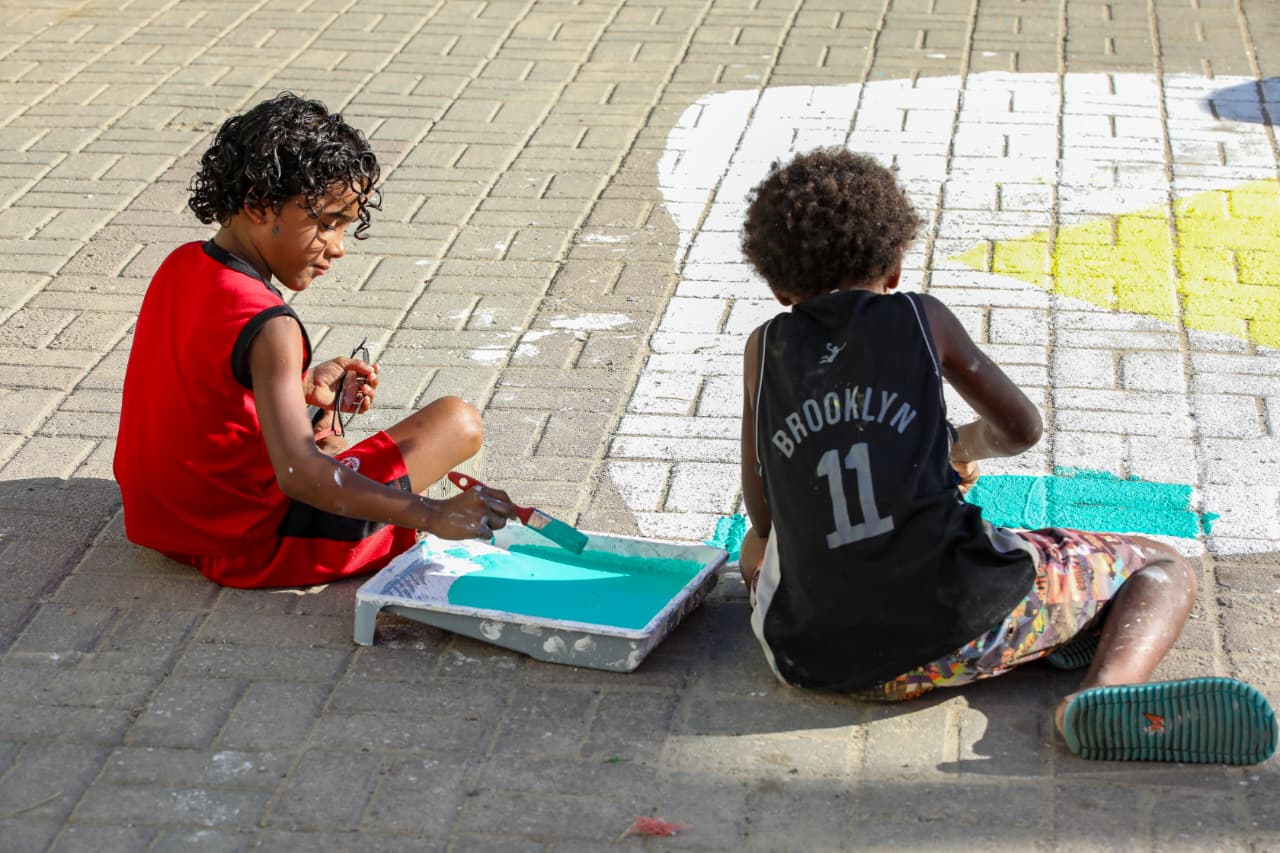 Maricá: pinturas de rua mobilizam moradores e celebram o clima de Copa do Mundo