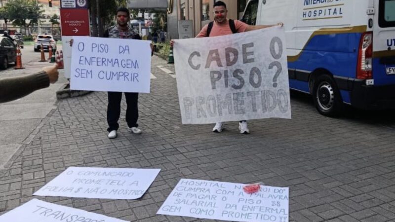 Trabalhadores da enfermagem fazem ato em frente ao Hospital Niterói D’Or e cobram respeito ao piso da categoria