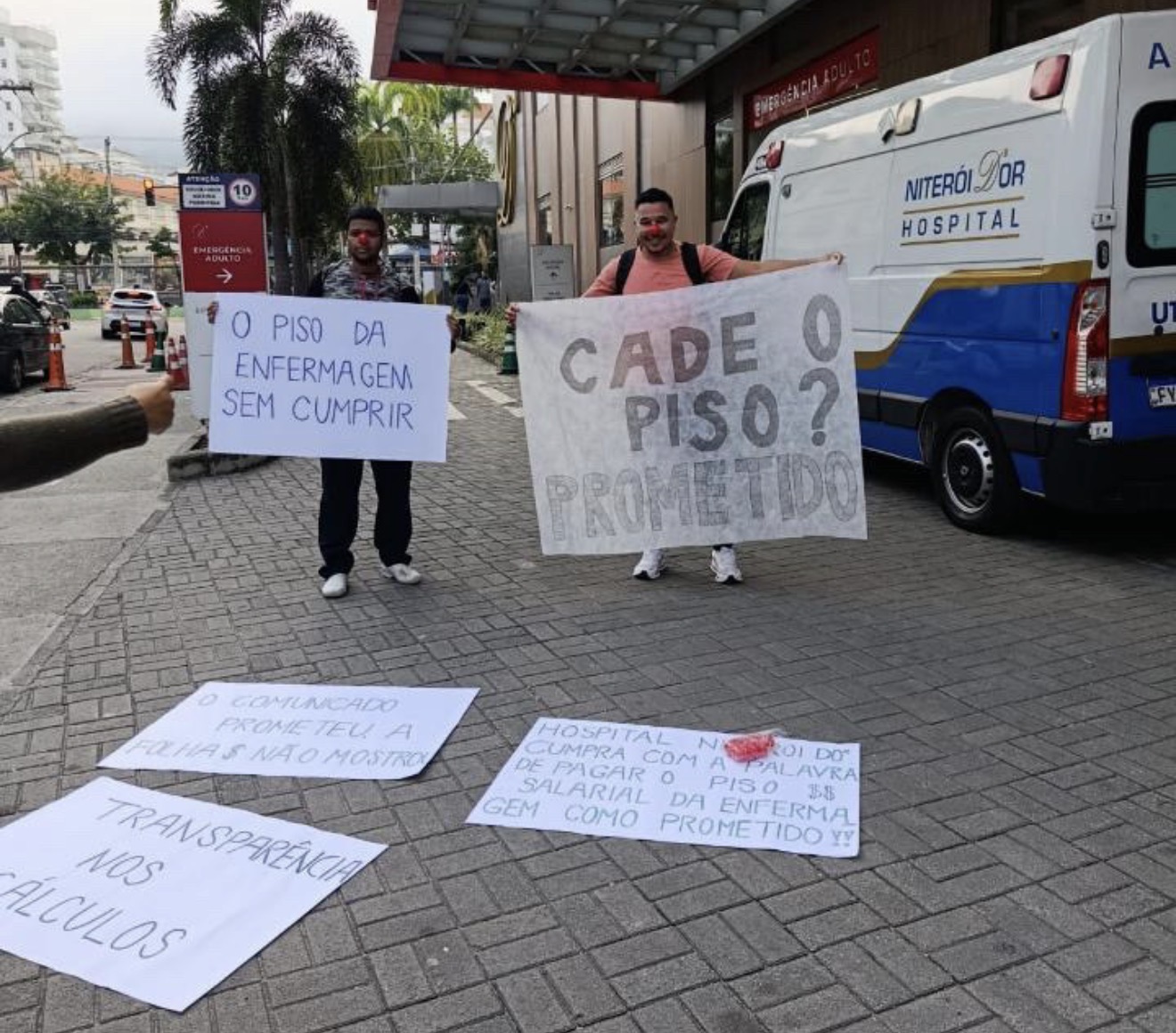 Trabalhadores da enfermagem fazem ato em frente ao Hospital Niterói D’Or e cobram respeito ao piso da categoria
