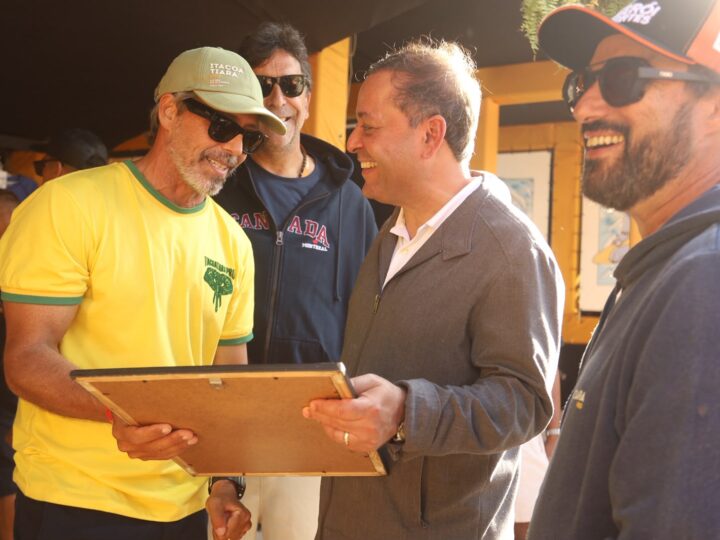 Prefeito Rodrigo Neves participa da premiação do campeonato profissional de surfe do Itacoatiara Pro 2026