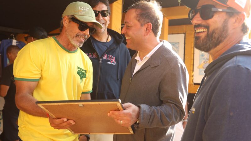 Prefeito Rodrigo Neves participa da premiação do campeonato profissional de surfe do Itacoatiara Pro 2026