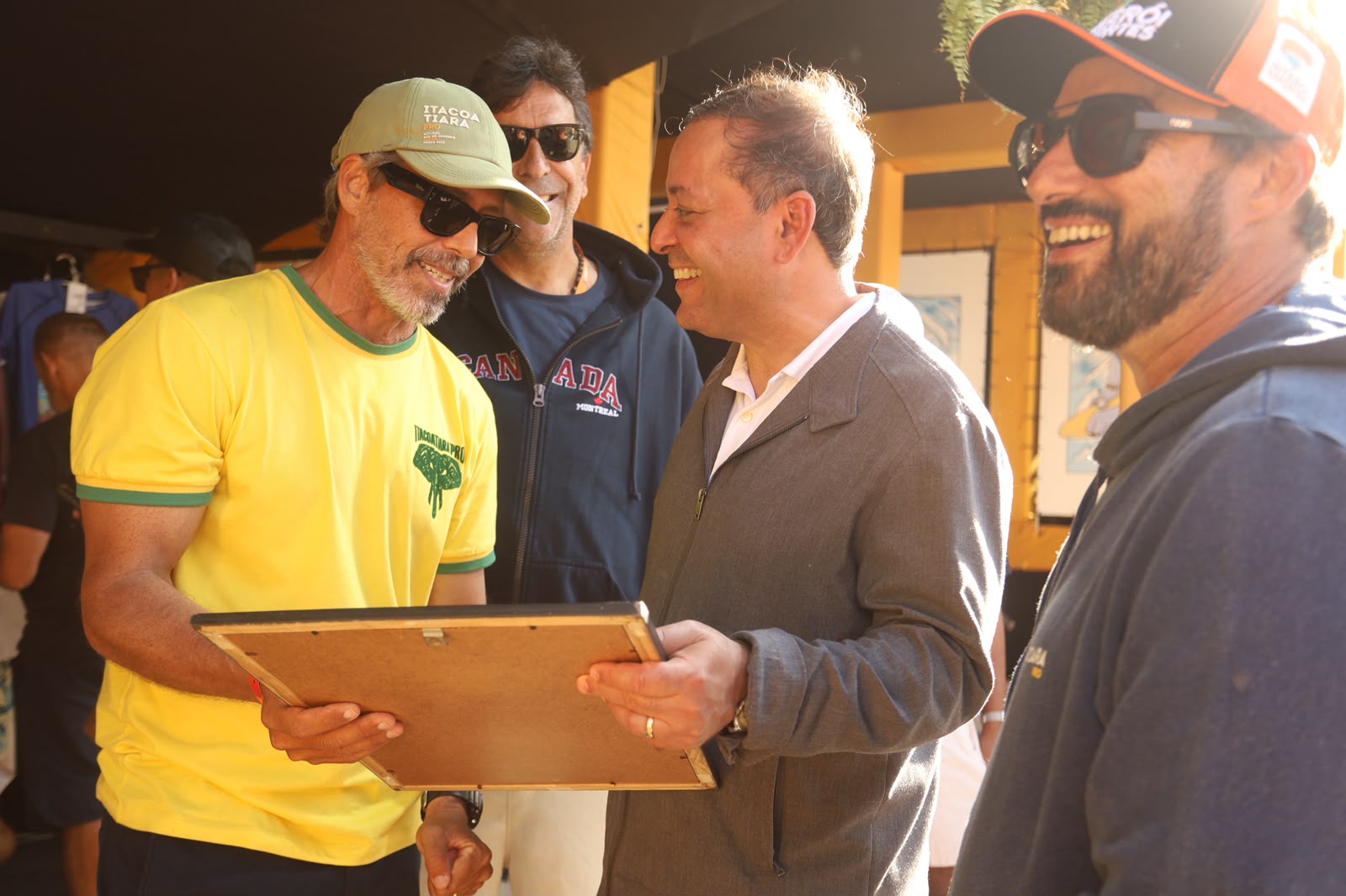 Prefeito Rodrigo Neves participa da premiação do campeonato profissional de surfe do Itacoatiara Pro 2026