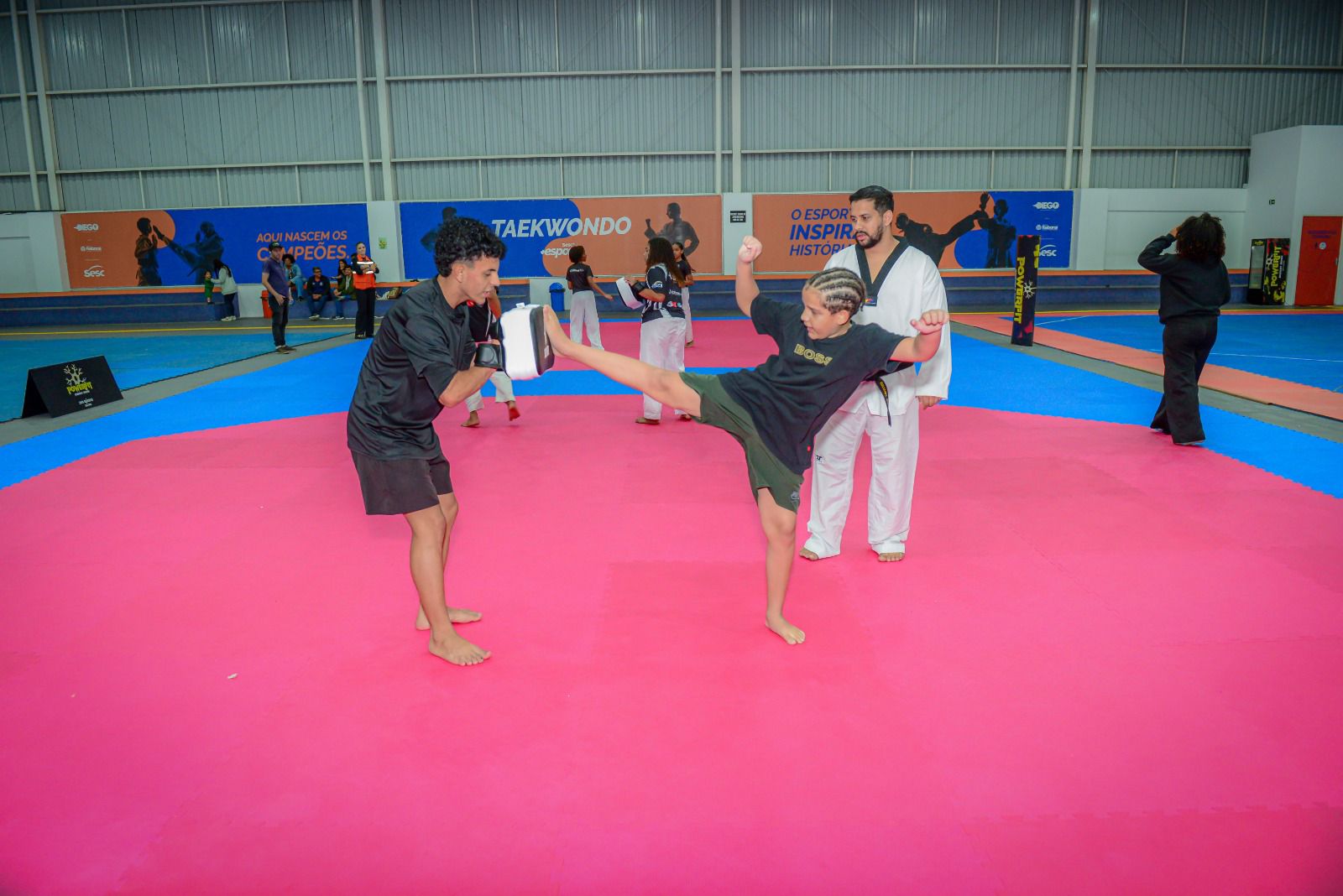 Projeto Itaboraí + Esportes inicia aulas gratuitas de Taekwondo no Centro de Lutas