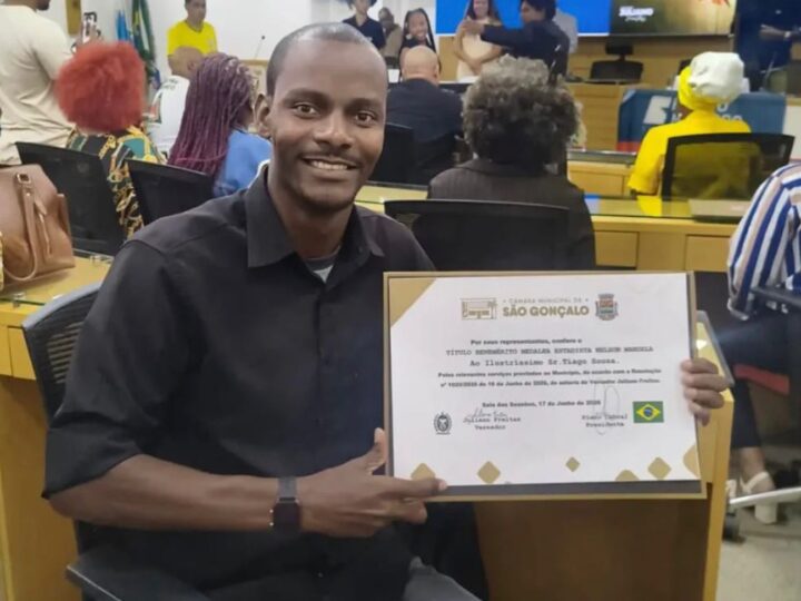 De porteiro de prédio no Centro de Niterói a locutor da Rádio Tupi: jornalista Tiago Souza é homenageado com Medalha Nelson Mandela