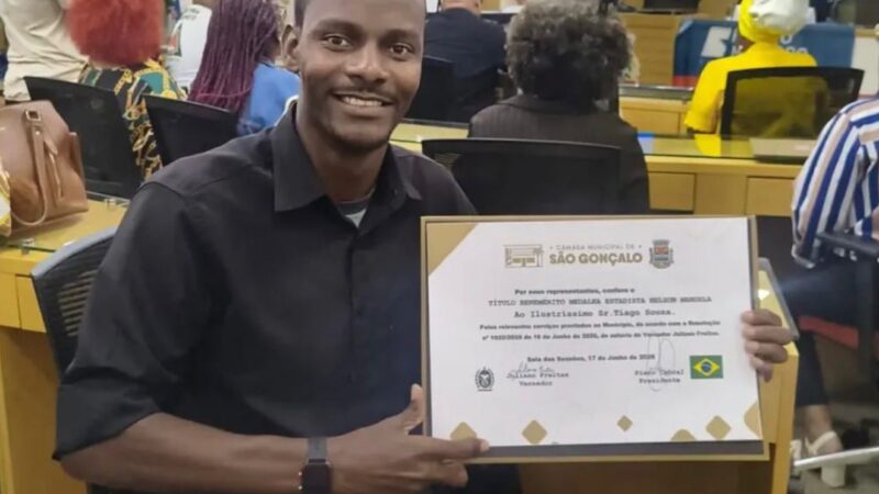 De porteiro de prédio no Centro de Niterói a locutor da Rádio Tupi: jornalista Tiago Souza é homenageado com Medalha Nelson Mandela