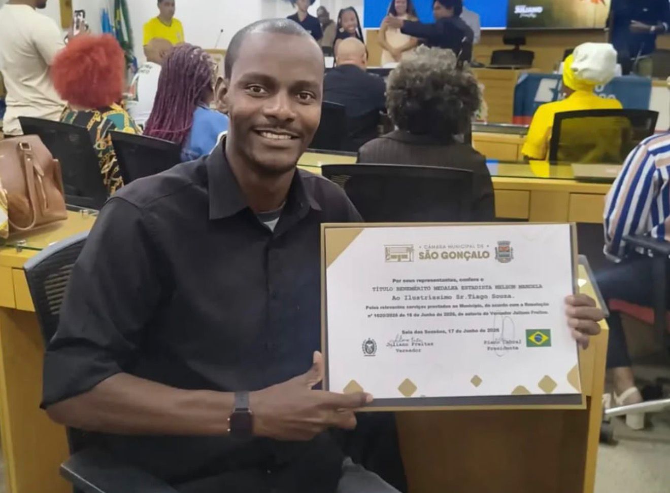 De porteiro de prédio no Centro de Niterói a locutor da Rádio Tupi: jornalista Tiago Souza é homenageado com Medalha Nelson Mandela