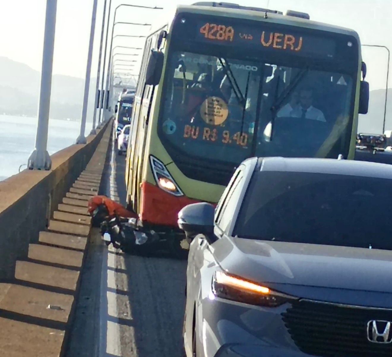 TRAGÉDIA NA PONTE RIO-NITERÓI: motociclista morre após grave acidente no sentido Rio