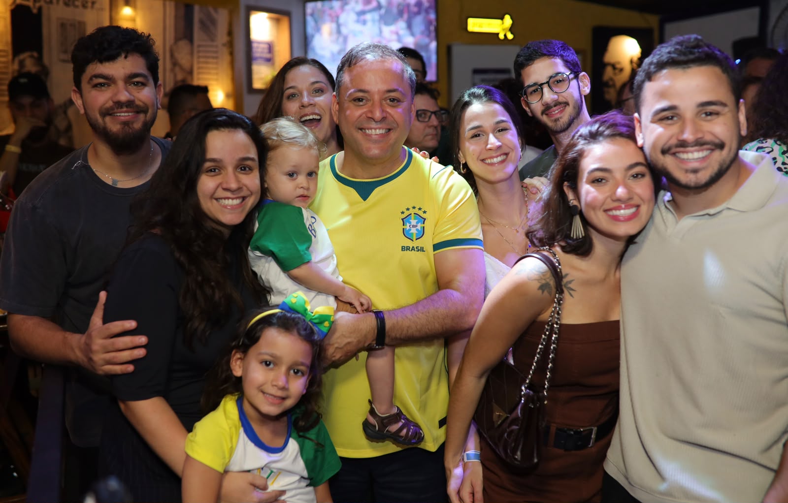 Rodrigo Neves celebra 50 anos ao lado da família e de lideranças políticas do Rio de Janeiro