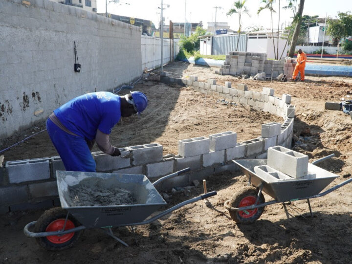 Praça da Trindade começa a receber novo piso drenante