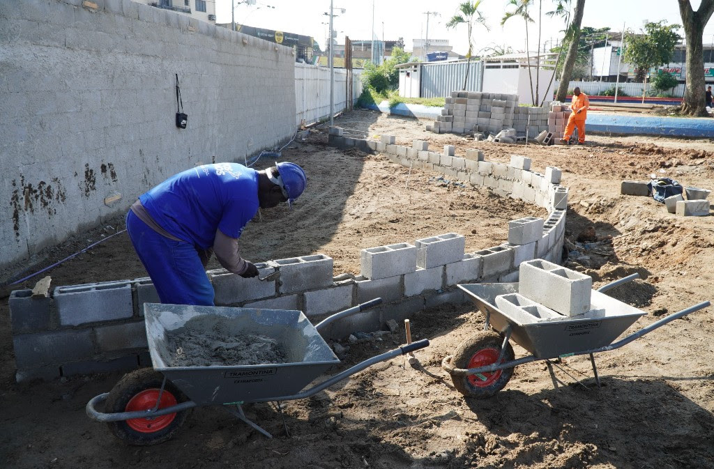 Praça da Trindade começa a receber novo piso drenante