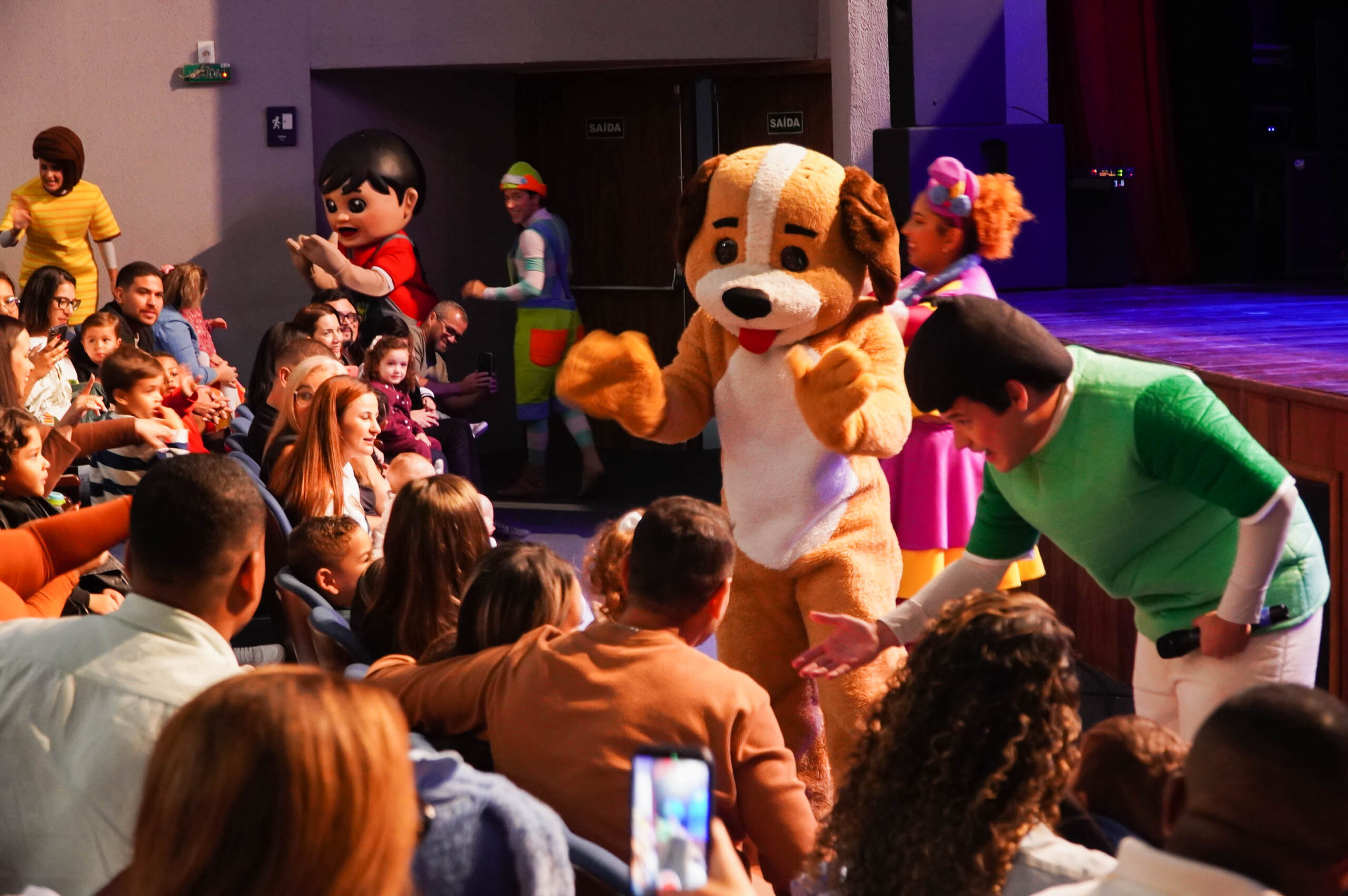 Alunos da UMEI do Jardim Miriambi conhecem o Teatro Municipal