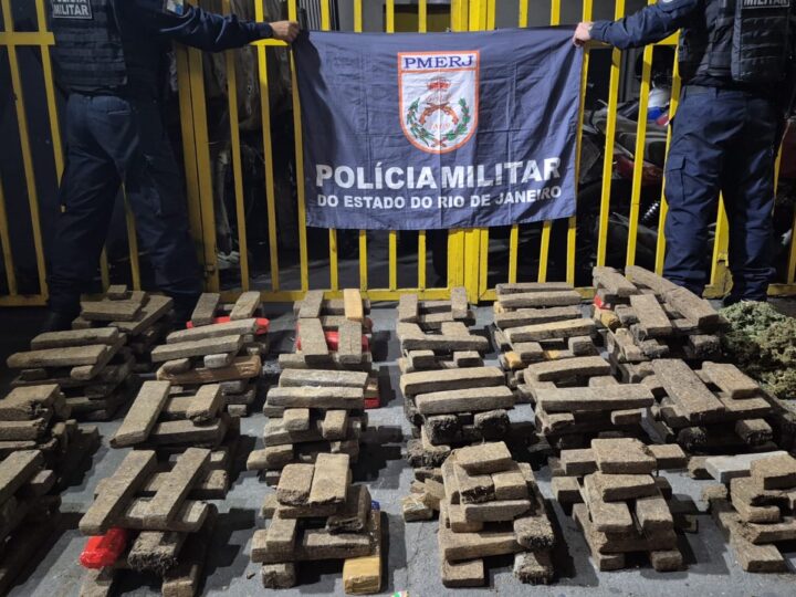 7º BPM apreende 200 quilos de maconha e encontra estufa usada para cultivo da droga no Jardim Catarina, em São Gonçalo